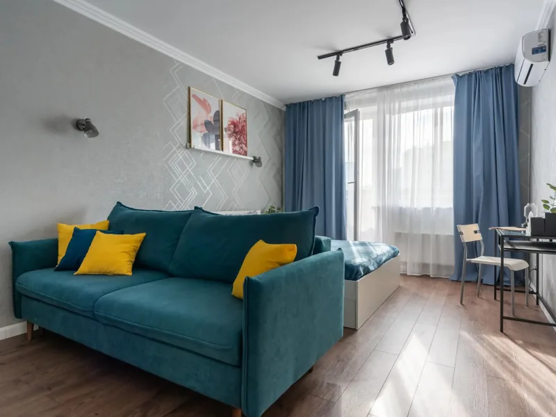 Апартаменты с балконом и с красивым видом из окна в апартаментах «K&K RentStay Квартира на Римской»