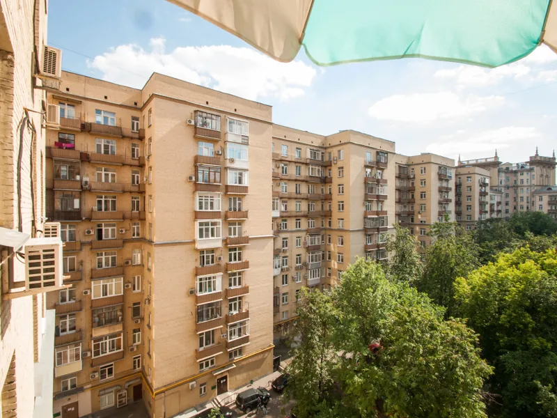 Фасад / вход «рядом с домом Брежнева»