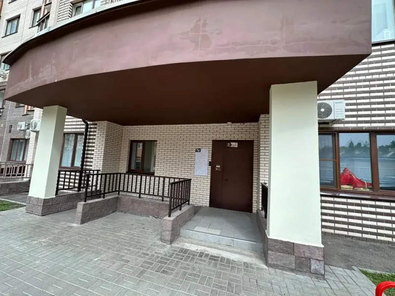 Фасад / вход «Истоман 2+2 в спальном микрорайоне»