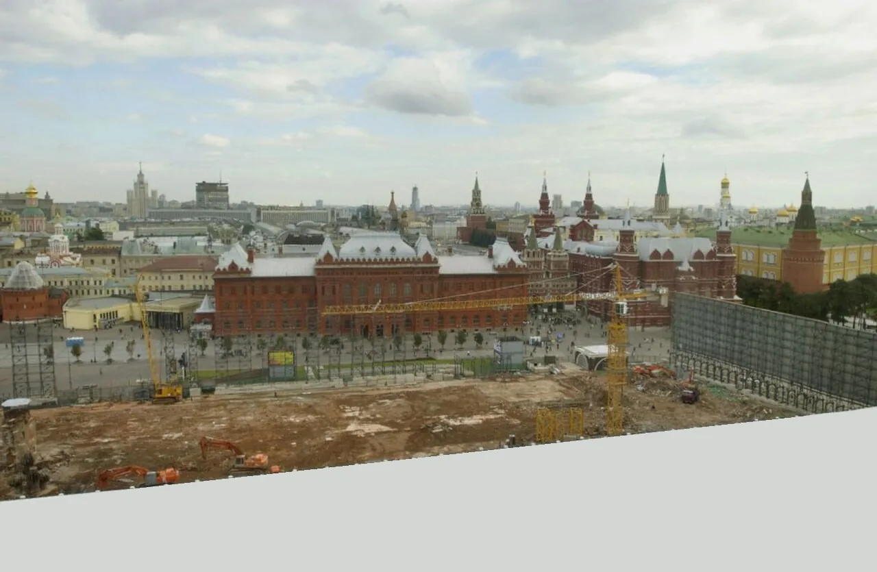 Площадка на месте демонтированной гостиницы «Москва» на фоне Кремля, 2000-е годы