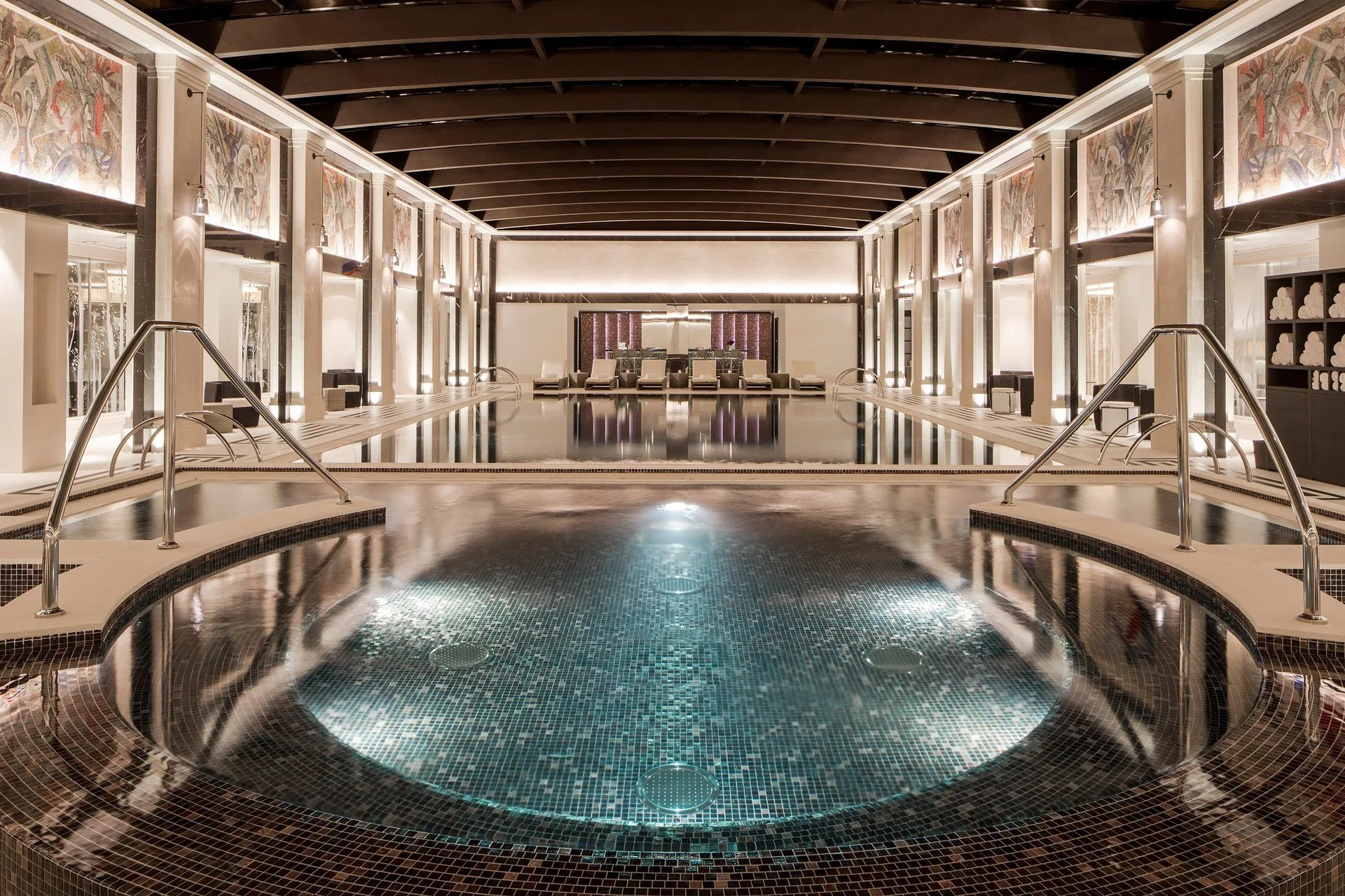 Крытый бассейн спа-комплекса AMNIS SPA в отеле на Охотном ряду