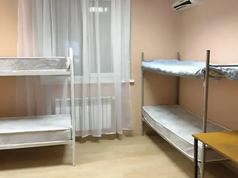 Кровать в общем номере в гостевом доме «Дом Акулово»
