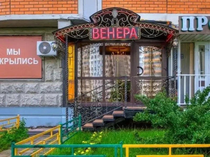 Фасад / вход «дом Венера»