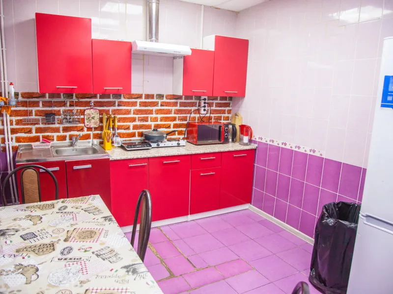 Кровать в общем номере с красивым видом из окна в хостеле «44 Hostel»