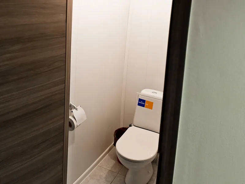 Кровать в общем номере (мужской номер) в хостеле «Art Hostel»