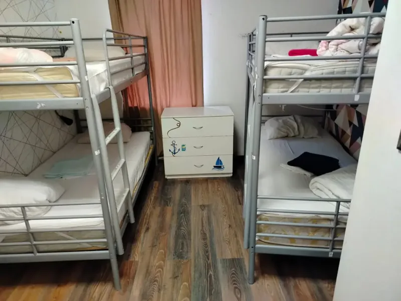 Кровать в общем номере с видом на город в хостеле «Artist Hostel Семейный на Басманной»