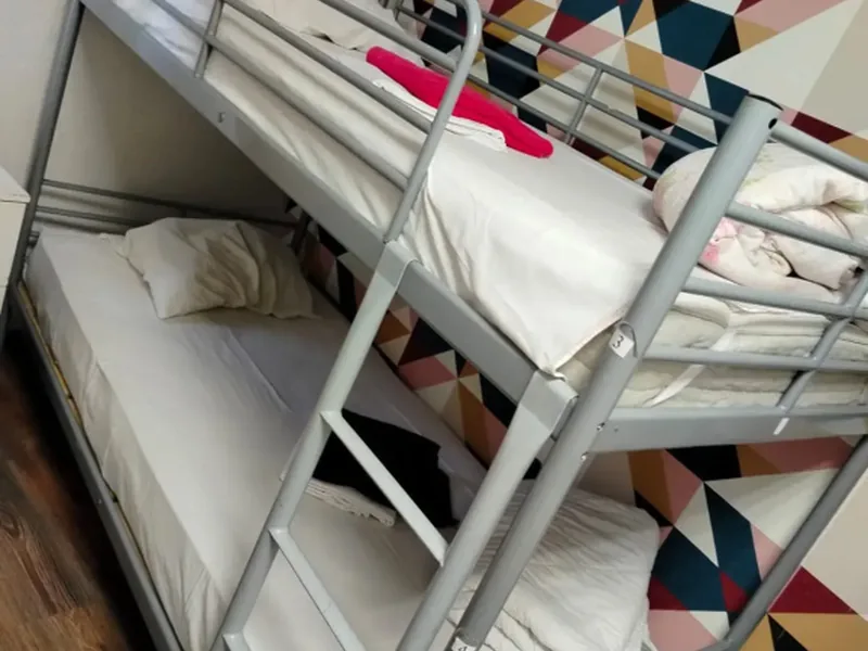 Кровать в общем номере (мужской номер) в хостеле «Artist Hostel Семейный на Басманной»