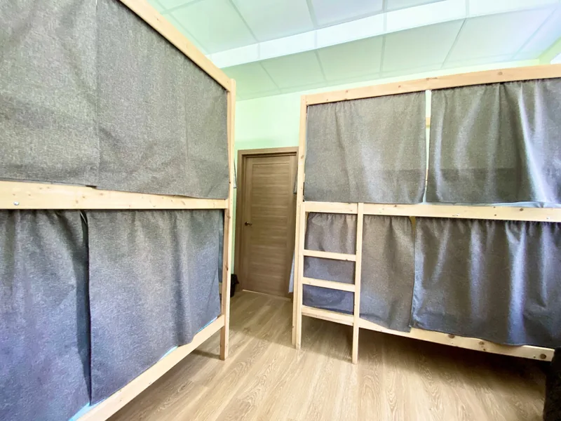 Кровать в общем номере (мужской номер) в хостеле «Astoriya Hostel»