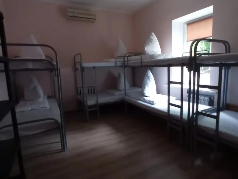 Кровать в общем номере (мужской номер) в хостеле «Банкъ»
