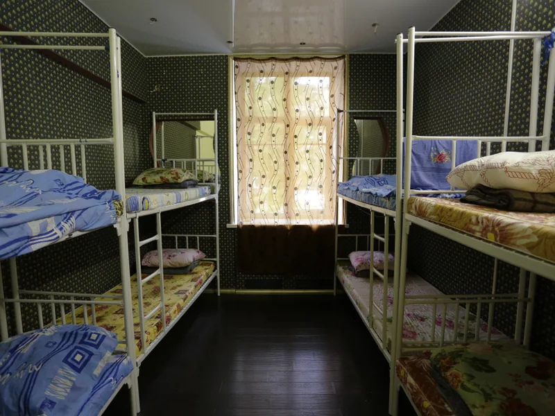 Кровать в общем номере с красивым видом из окна в хостеле «Bolshaya Semya Hostel»