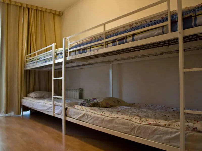 Кровать в общем номере с балконом в хостеле «Dom Tvorchestva Hostel»