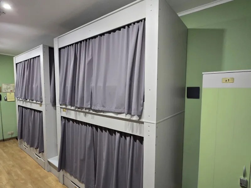 Кровать в общем номере (мужской номер) в хостеле «Ester House»