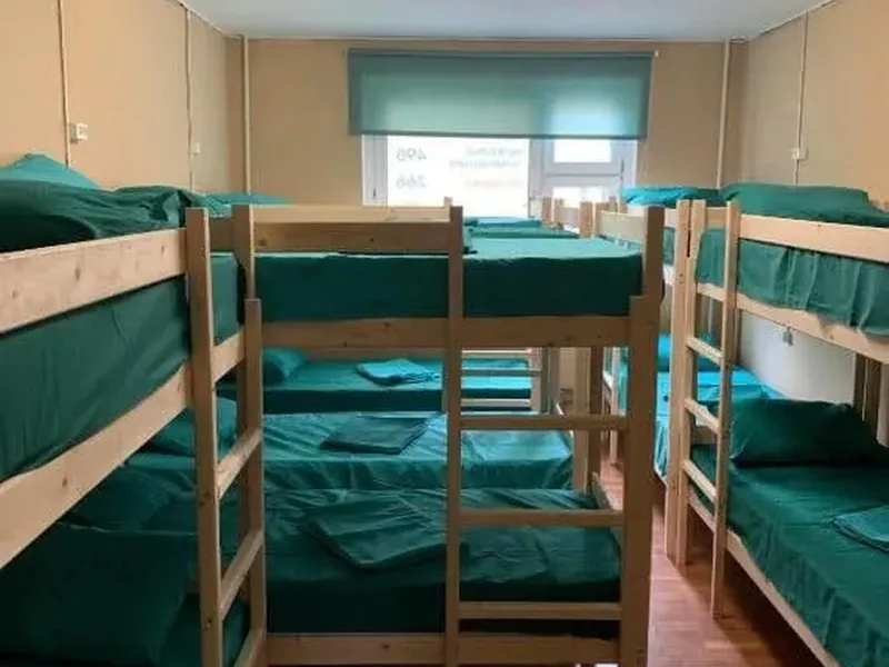 Кровать в общем номере (мужской номер) в хостеле «Этаж»