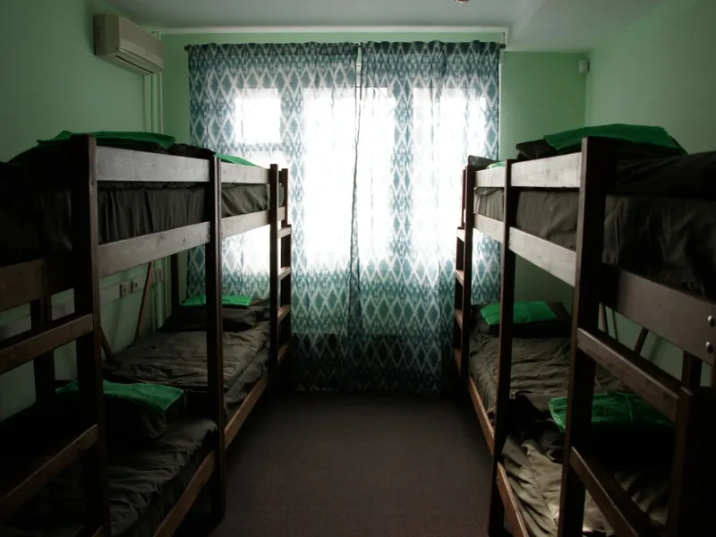 Кровать в общем номере с красивым видом из окна в хостеле «Fikus Hostel»