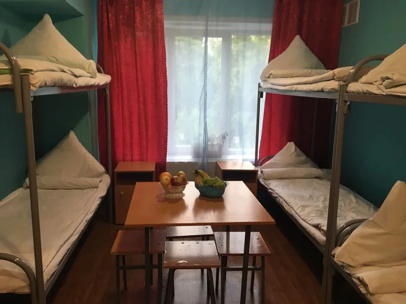 Кровать в общем номере (мужской номер) в хостеле «Milano Hostel»