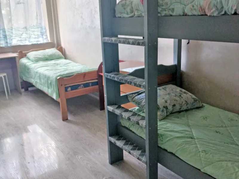 Кровать в общем номере с красивым видом из окна в хостеле «Petrovskij Hostel»
