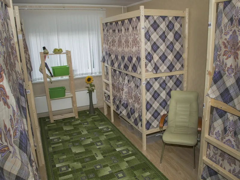 Кровать в общем номере с красивым видом из окна в хостеле «Green hostel Kuzminki (Грин хостел Кузьминки)»