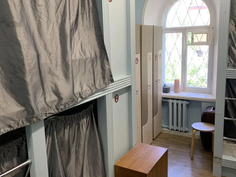 Кровать в общем номере (мужской номер) с красивым видом из окна в хостеле «БауманSKYя»