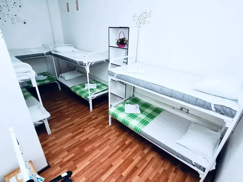 Кровать в общем номере (мужской номер) в хостеле «Гости»