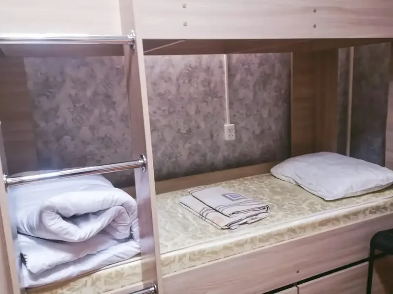 Кровать в общем номере (мужской номер) в хостеле «Lighthost hostel»