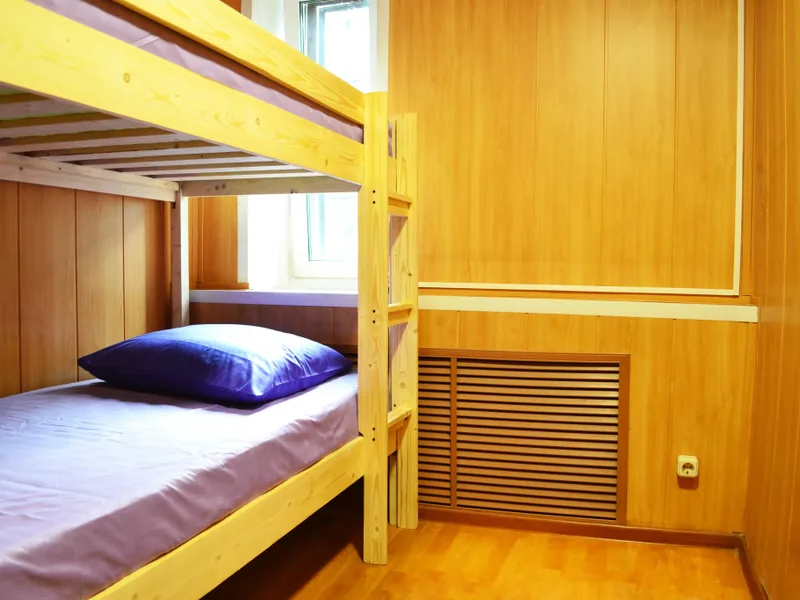 Кровать в общем номере с красивым видом из окна в хостеле «Uyut Hostel»