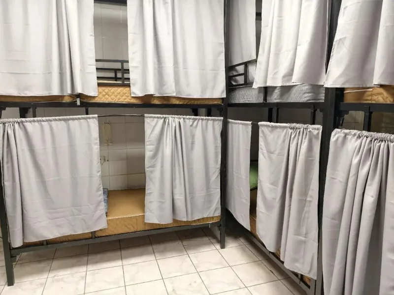 Кровать в общем номере (мужской номер) с видом на внутренний двор в хостеле «Мир на Автозаводской»