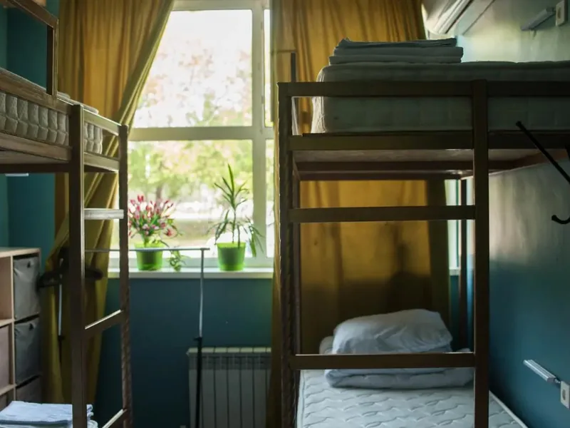 Кровать в общем номере с балконом в хостеле «Na Chemodanah Hostel»