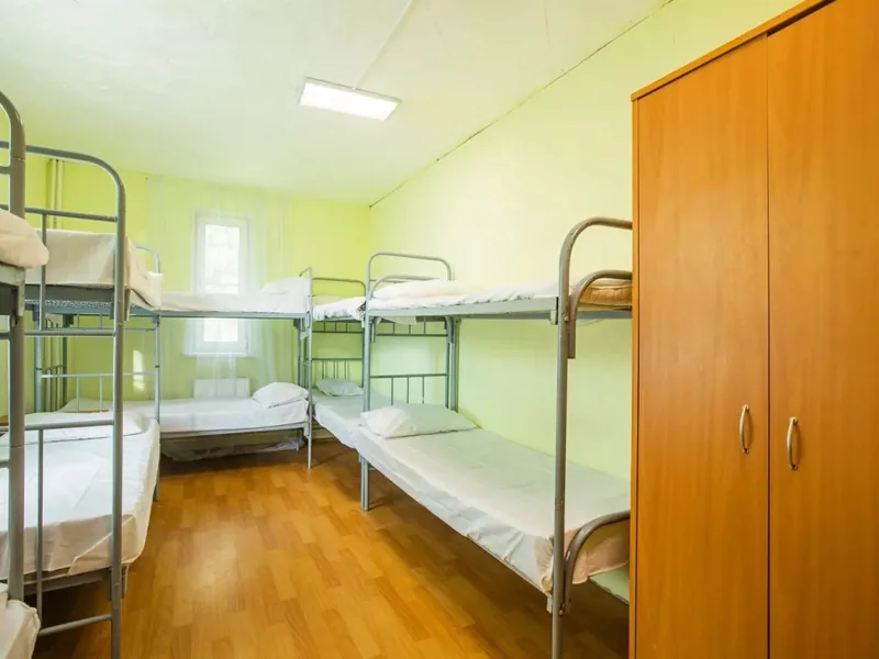 Кровать в общем номере с красивым видом из окна в хостеле «Nika Hostel»