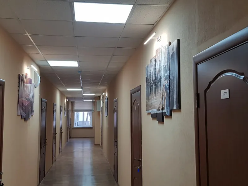 Кровать в общем номере (мужской номер) с красивым видом из окна в хостеле «Oazis Hostel»