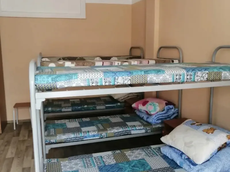 Кровать в общем номере в хостеле «Razmestim Na Akademicheskoy Hostel»