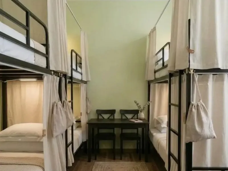Кровать в общем номере в хостеле «Rooms»