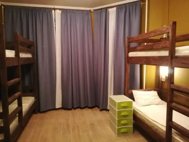Кровать в общем номере (женский номер) с видом на город в хостеле «South west hostel ФГБу Кулакова»