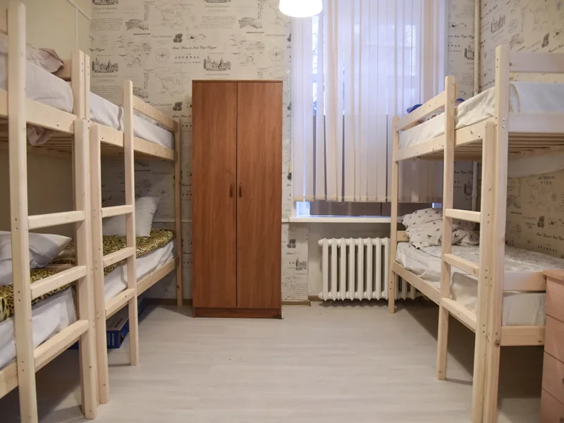 Кровать в общем номере с красивым видом из окна в хостеле «Spasibo, Horosho Hostel»