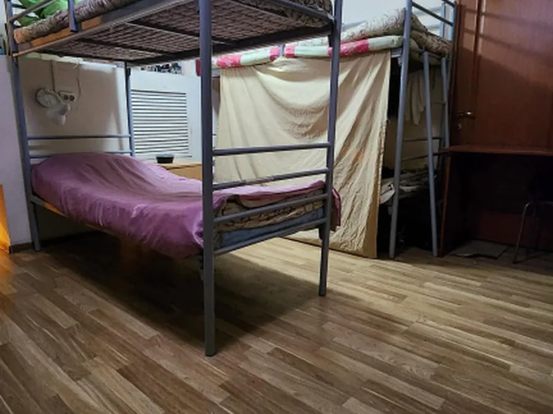 Кровать в общем номере в хостеле «Travel»