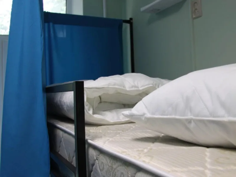 Кровать в общем номере (мужской номер) в хостеле «Travel Inn Первомайская»
