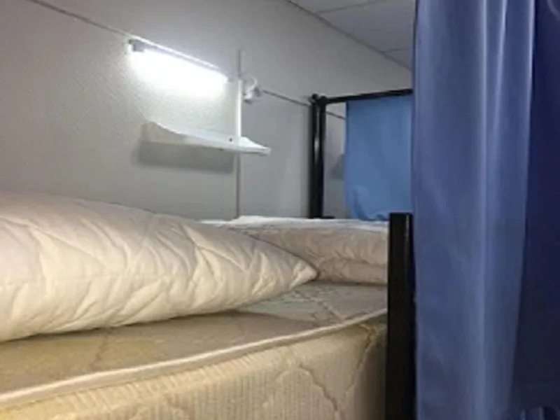 Кровать в общем номере с видом на внутренний двор в хостеле «Travel inn Преображенская»