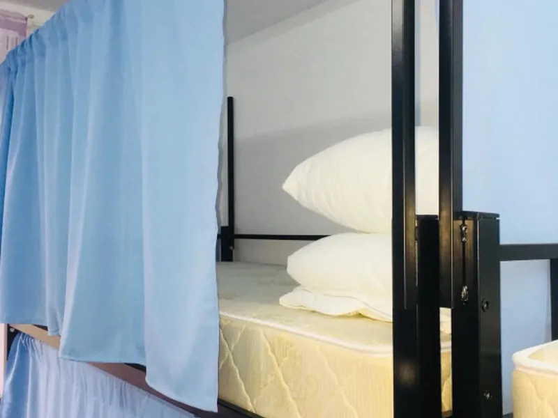 Кровать в общем номере (мужской номер) в хостеле «Travel Inn Серпуховская»