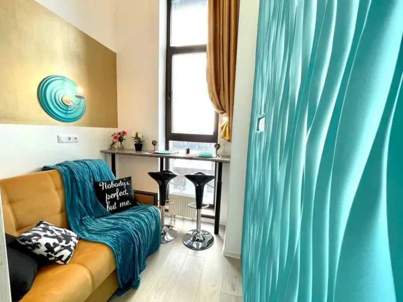 Студия с видом на внутренний двор в квартире «Двухуровневая студия с панорамным остеклением»