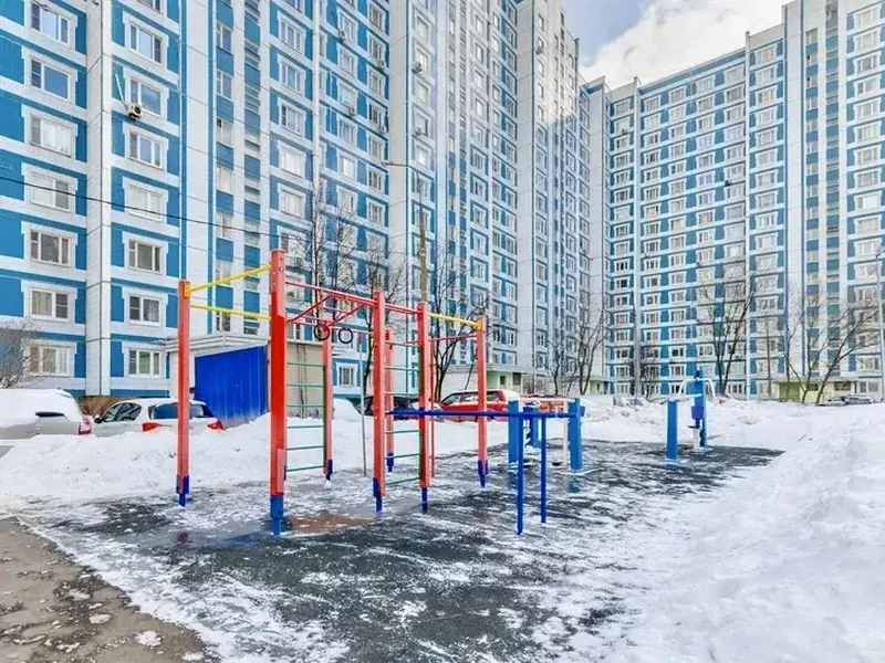 Фасад / вход «в спокойных тонах»