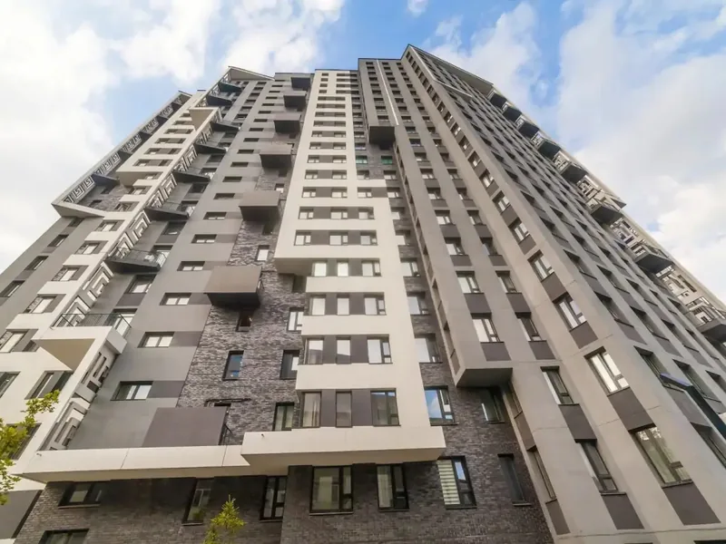 Фасад / вход «на Бутлерова 7Б»