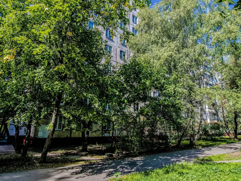 Фасад / вход «на Генерала Тюленева 35»
