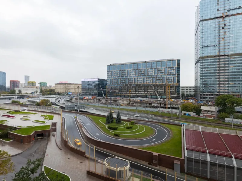 Фасад / вход «на набережной, в двух минутах от метро Кутузовская»