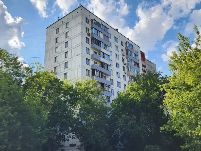 Фасад / вход «на  Новоалексеевской 7»