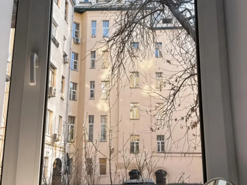 Фасад / вход «на Патриарших прудах»