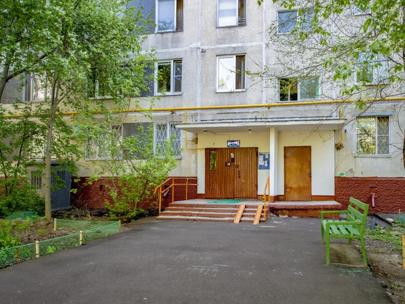 Фасад / вход «на Профсоюзной 140 к1»