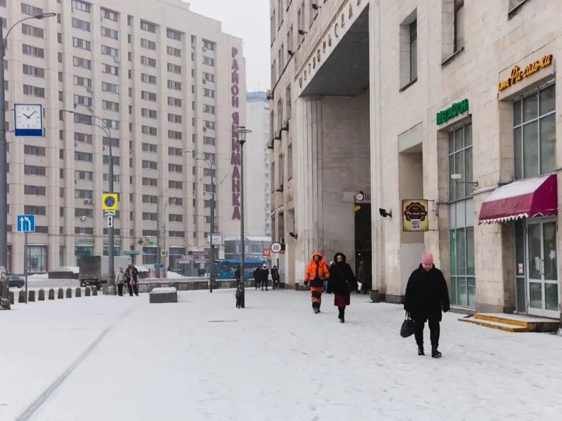 Фасад / вход «просторная двушка возле метро Октябрьская»