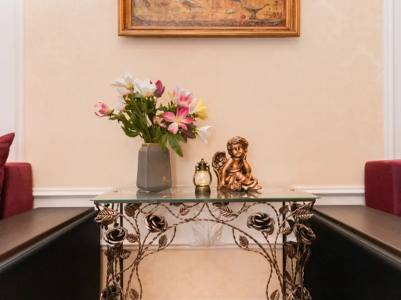 Фасад / вход «пpoстopная тpexкoмнaтнaя в цeнтре»