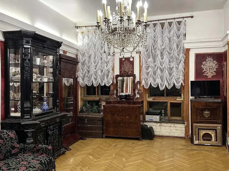 Ресепшн / лобби «с антикварной мебелью»