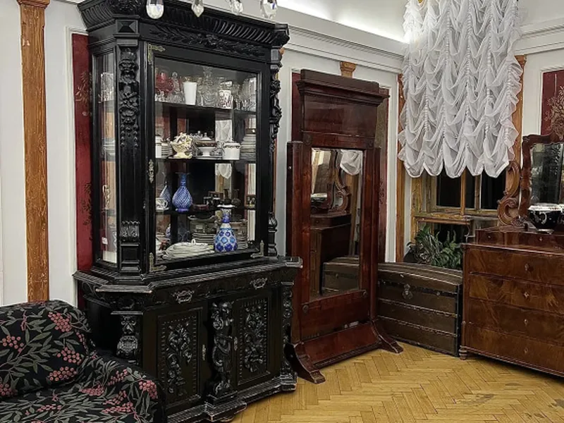 Другие фото квартиры «с антикварной мебелью»