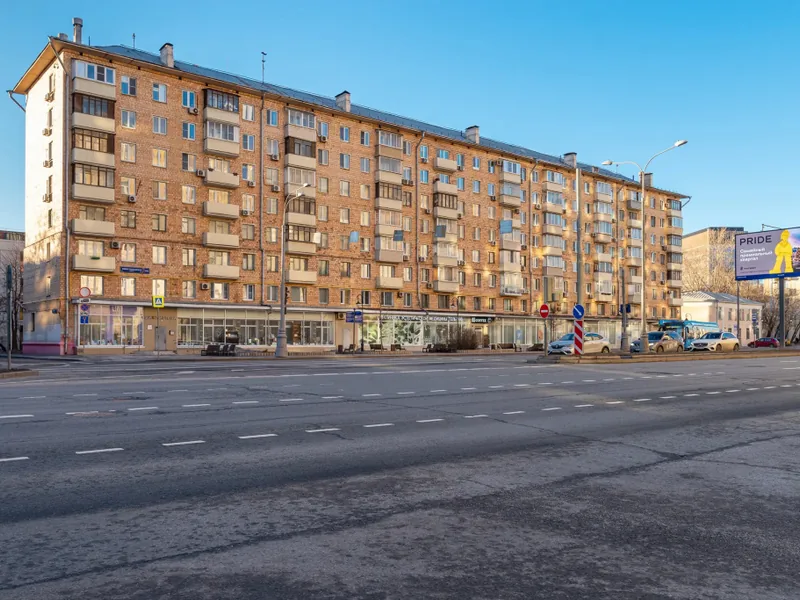 Фасад / вход «с балконом на Новослободской»
